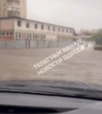 Через підтоплення в Одесі обмежили рух деякими вулицями