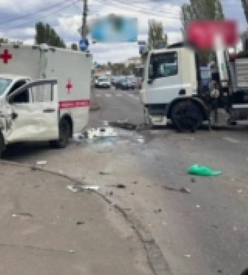 В Одесі карета швидкої допомоги врізалась у вантажівку — троє постраждалих