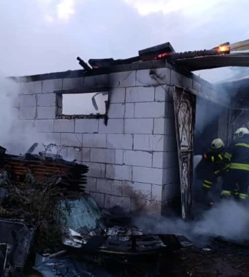 У Черкаському районі загорілася надвірна споруда і транспортні засоби. Господар отримав опіки