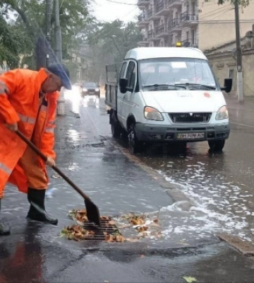 Одессу накрыл сильный ливень: в разных районах города парализовано дорожное движение