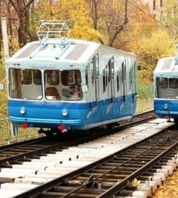 Нічна атака РФ на Київ: можливі перебої з оплатою карткою та валідацією квитків у швидкісному трамваї й фунікулері