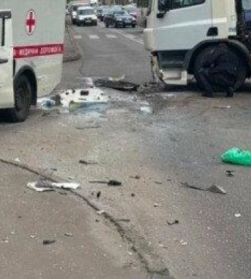 В Одесі карета швидкої допомоги врізалась у вантажівку — троє постраждалих