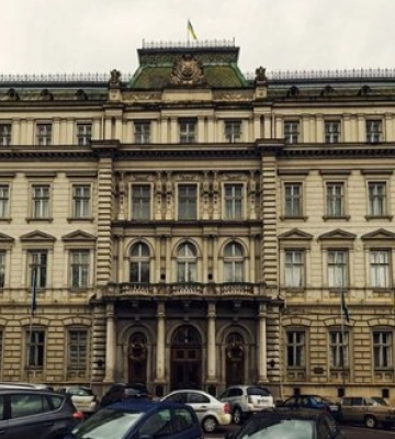 Львівська облрада просить Зеленського присвоїти звання Героя України Фаріон і Парубію