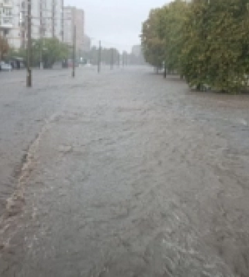 Негода паралізувала рух в Одесі: десятки вулиць підтоплені та перекриті