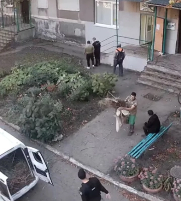 В Желтых Водах мужчина привез мусор в офис коммунального предприятия