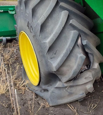 На Харківщині підірвався комбайн у полі