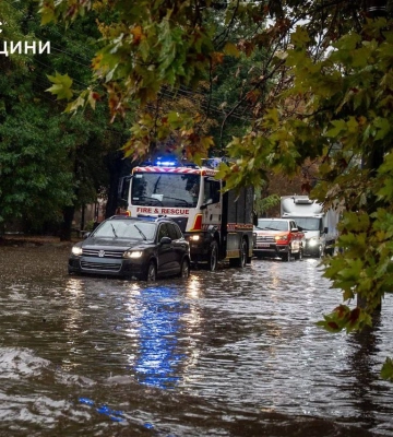 В Одессе после ливня МАФ с шаурмой "поплыл" по улице: какая ситуация в городе (видео)