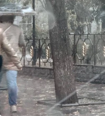 В Одесі випала півторамісячна норма опадів,  громадський електротранспорт припинив роботу