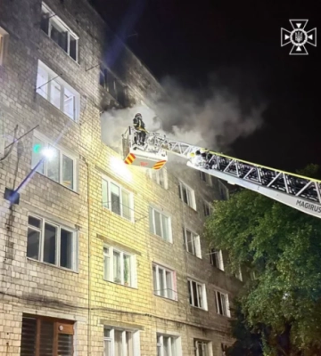 У багатоповерхівці Чернівців горить квартира, евакуювали 23 людей