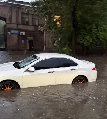 Як Одеса йде під воду: злива зупинила місто, паркінги та ТЦ у воді, - ФОТО, ОНОВЛЕНО