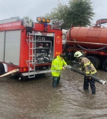 Негода в Одесі: 23-річну дівчину могло змити водою, пошукова операція триває