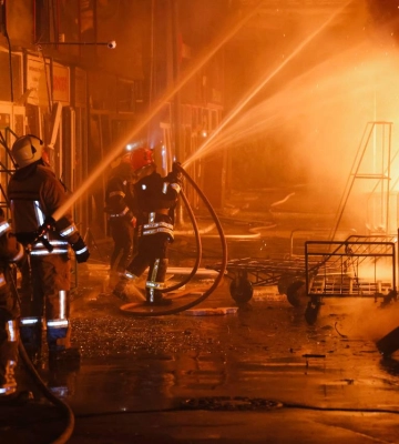 Россияне обстреляли Харьков: горели торговые павильоны, повреждены дома, разрушены гаражи — фото, видео