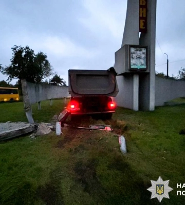 Стало зле за кермом: у Рівному внаслідок ДТП травмувався водій вантажівки