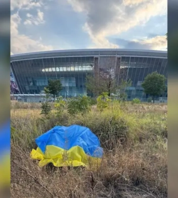 Активісти розгорнули прапор України біля "Донбас Арени" до Дня захисників і захисниць — "Жовта стрічка"