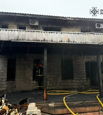 У Дніпрі біля СТО чоловік підпалив автомобіль