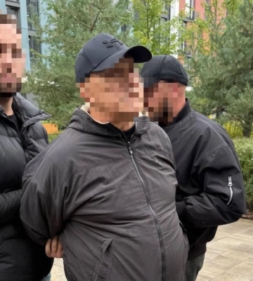 Вимагав 15 тис. доларів за переведення військового в тил: затримано чоловіка, який хизувався зв’язками в Міноборони