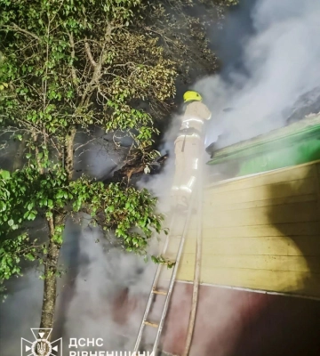 У селі в Рівненському районі від вогню рятували оселю