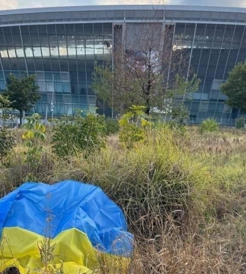 Активісти розгорнули прапор України біля "Донбас Арени" до Дня захисників і захисниць — "Жовта стрічка"