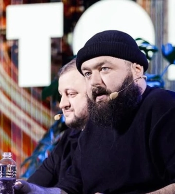 Росіяни пошкодили квартиру зірки Ліги сміху