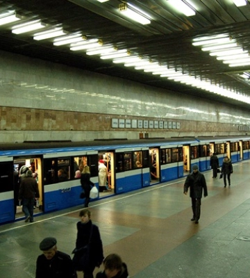 У київському метро людина впала на колію