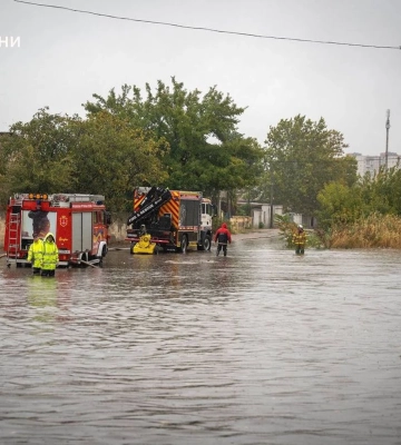 Негода в Одесі. Аномальні опади спричинили зупинку насосних станцій та зміну руху транспорту