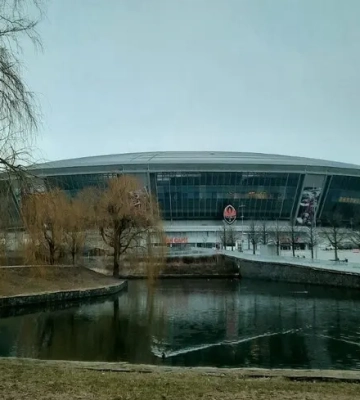 Активісти розгорнули прапор України біля "Донбас Арени" до Дня захисників і захисниць — "Жовта стрічка"