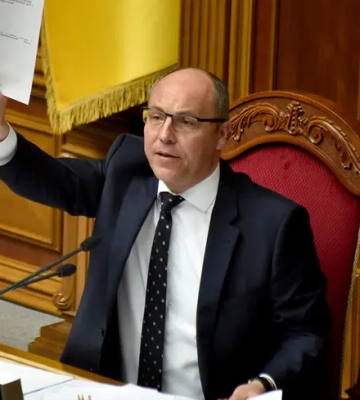 Зеленський присвоїв звання Героя Андрію Парубію та Володимиру Вакуленку