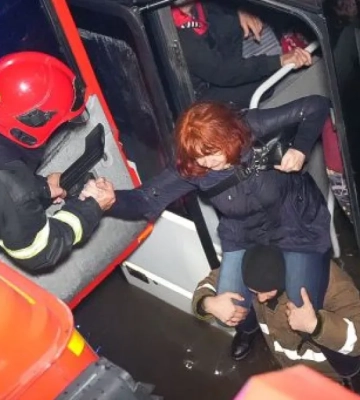ГСЧС опубликовала видео спасения людей из маршруток во время ливня. ВИДЕО