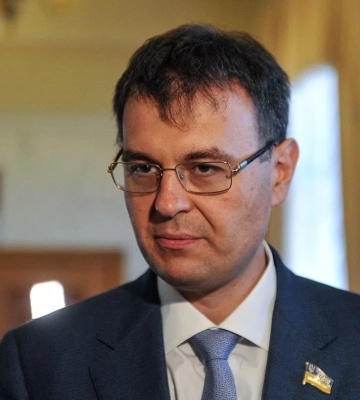 Гетманцев та Стефанчук пропонують встановити ліміт зарплат чиновників на рівні 80 тисяч