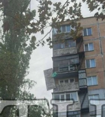 Шквальний вітер у Миколаєві "зніс" балкон