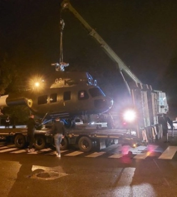 У Полтаві забрали з постаменту вертоліт Мі-2 через побоювання російського удару