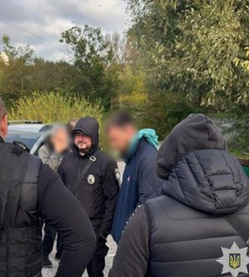 На Вінниччині слідчі затримали зловмисниква, які вирубали понад 500 дерев на 3 мільйони гривень. ФОТОрепортаж