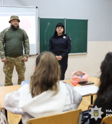 Для підтримки духу захисників – у Миколаєві ліцеїсти передали обереги й подарунки бійцям стрілецького батальйону поліції