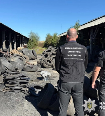 На Хмельниччині поліцейські викрили факт нелегального виробництва пального та забруднення земель. ФОТО