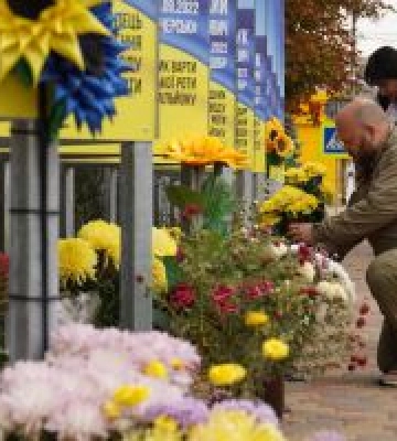 У День Захисників та Захисниць України луганчани в різних регіонах вшанували героїв, які віддали життя за Незалежність