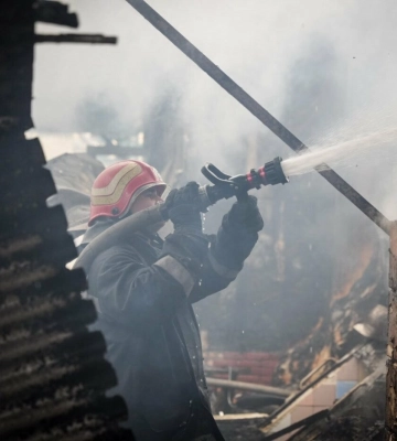 Майже півсотні вогнеборців гасили пожежу в Одеському районі