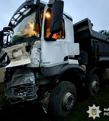 У Рівному внаслідок ДТП серйозно травмувався водій вантажівки, - розпочато розслідування. ФОТО