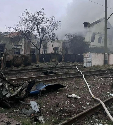  ТЕРМІНОВІ НОВИНИ: УДАРИ по УКРЗАЛІЗНИЦІ! Росіяни ВРАЗИЛИ ДЕПО в Одесі! ПОРАНЕНИЙ машиніст