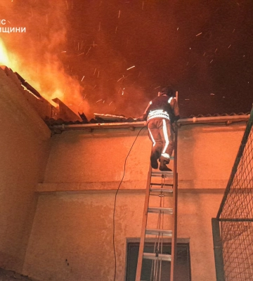 У Конотопі рятувальники ліквідовують наслідки масованого ворожого удару