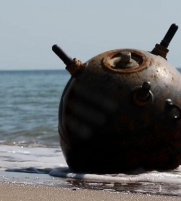 Шторм выбросил на побережье Одесской области восемь морских мин
