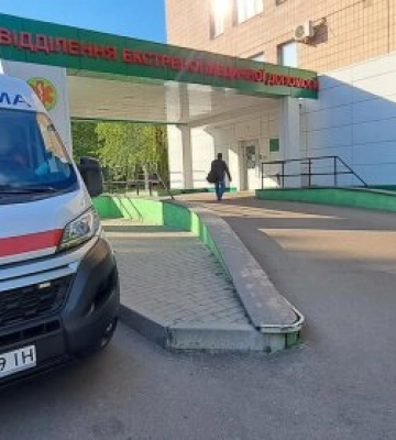Часами лежал в луже крови: скандал в киевской больнице скорой помощи возмутил город