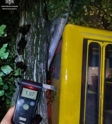 У Рівному п`яний перехожий сів за кермо маршрутки та в`їхав у дерево