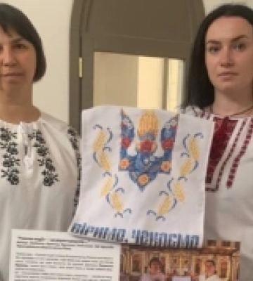 У столиці презентували рушник надії, який вишили родини зниклих безвісти захисників із громади на Рівненщині