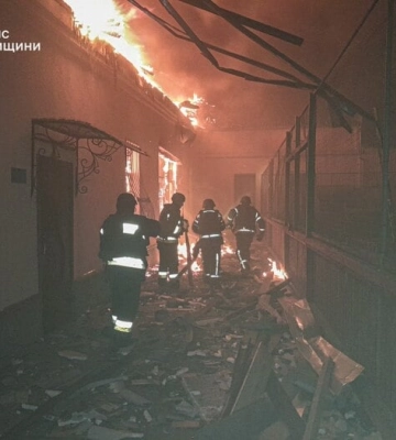 У Конотопі рятувальники ліквідовують наслідки масованого ворожого удару