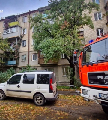 Пожар в пятиэтажке в Харькове: погибла женщина, еще одну спасли (фото, видео)