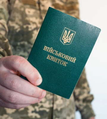 В Кривом Роге мужчина с ножом ранил двух работников ТЦК
