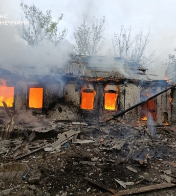 Обстріл Краматорська: рятувальники гасили масштабну пожежу у будинках