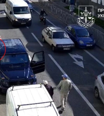 Велосипедист, избитый в центре Киева водителем Mercedes, вышел на связь: в каком он состоянии