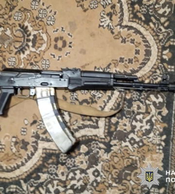 На Хмельниччині поліцейські вилучили у селянина автоматичну зброю та боєприпаси. ФОТО