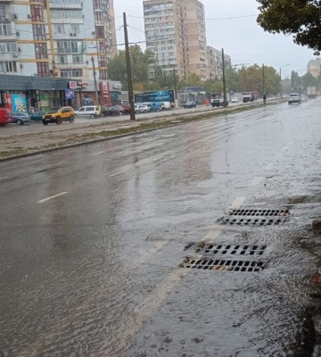 В Одесі знову вирує негода: деякі вулиці вже підтоплені